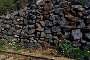 Tas d’ émeri brut dans une zone minière à Naxos