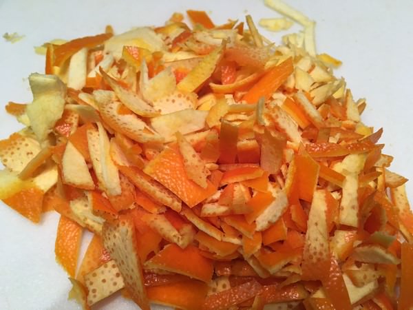 Recette de la portokalopita : préparation des zestes d'orange